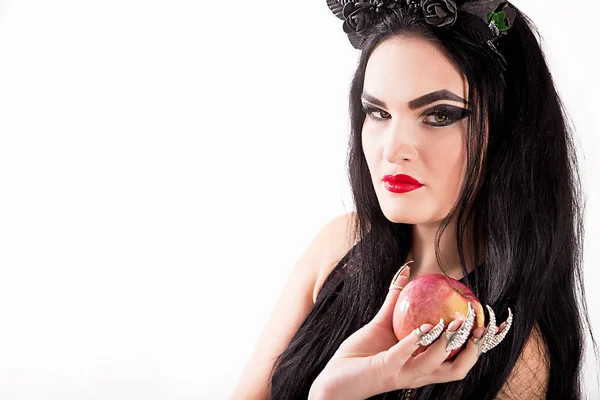 Foto Una Manzana Manos Una Bruja Con Cuernos — Foto de Stock