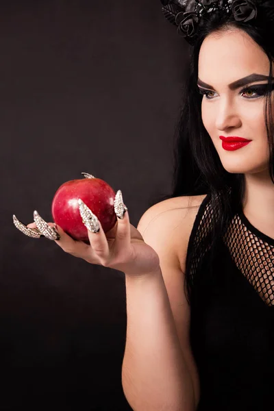 Ένα μήλο στα χέρια του ένα Κερασφόρα μάγισσα — Φωτογραφία Αρχείου