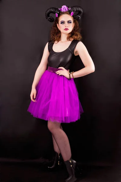 角を持つモデル スカート チュチュ。ハロウィーン — ストック写真