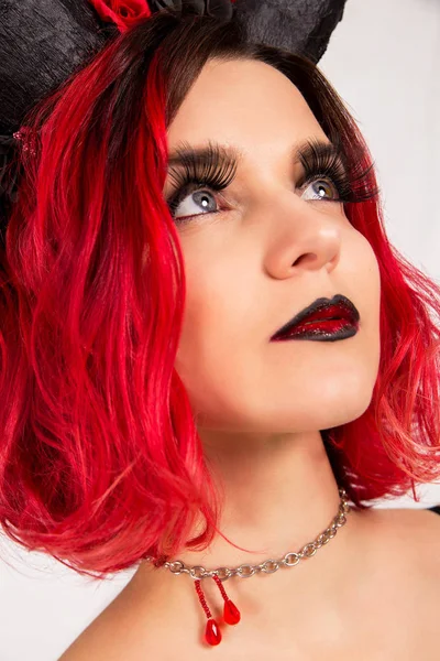 Modelo de pelo rojo con cuernos. Halloween — Foto de Stock