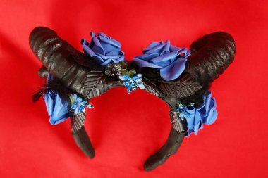 kafasına bir dekorasyon olarak boynuz fotoğraf