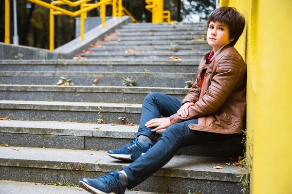 Zdjęcia Nastolatek Chłopak Siedzący Schodach Parku — Zdjęcie stockowe