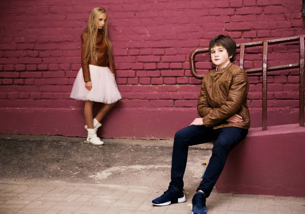 Foto Niños Niñas Adolescentes Posando Sobre Fondo Pared Ladrillo — Foto de Stock