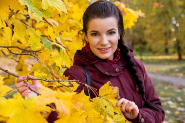 Sonbahar ormandaki pozitif kadın fotoğrafı