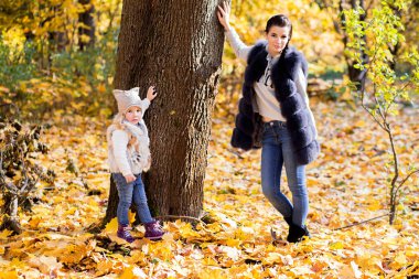Anne ve kızı sonbahar parkta yürüyüş fotoğrafı