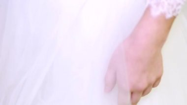 Kız gelin düğün sergisinde görüntüsünü gösterir