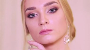 Kız gelin düğün sergisinde görüntüsünü gösterir