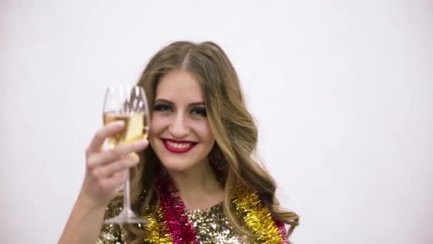 Chica en un vestido de oro brillante con un vaso en las manos — Vídeos de Stock