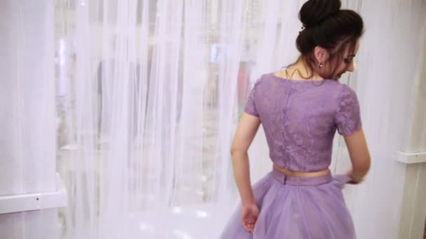 Chica demuestra traje de dama de honor en una exposición de bodas — Vídeo de stock