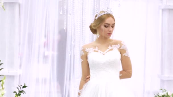 Girl demonstrates the image of the bride at a wedding exhibition — Stock Video