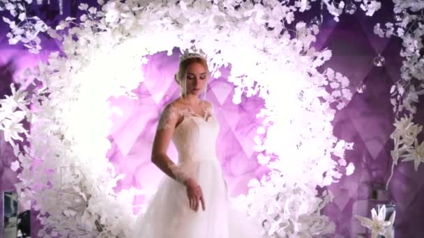 Fille démontre l'image de la mariée lors d'une exposition de mariage — Video