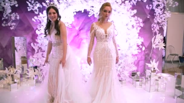 Due modelli che mostrano l'immagine della sposa a una mostra di nozze — Video Stock