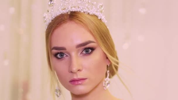 Κορίτσι δείχνει την εικόνα της νύφης σε μια έκθεση γάμου — Αρχείο Βίντεο