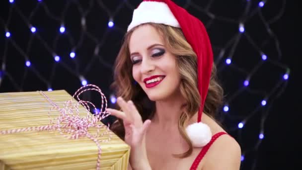 圣诞老人帽子的女孩手上的礼物 — 图库视频影像