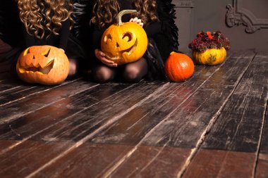 kabaklar ellerinde ile küçük cadı