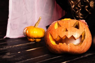 ahşap yerde Cadılar Bayramı bir sembolü olarak kabak