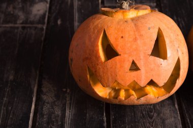 ahşap yerde Cadılar Bayramı bir sembolü olarak kabak