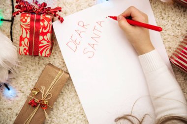 Kız yatıyor ve Noel Baba'ya bir mektup yazar. Üstten görünüm