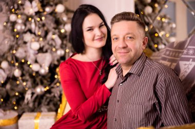 Çift geçirir zaman birlikte açılış sunar ve yeni yıl kutlama