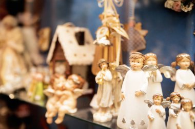 Meleklerin bir vitrin heykelcikler