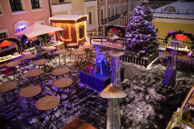 Kafe, yeni yıl süslemeleri ile açık pazar