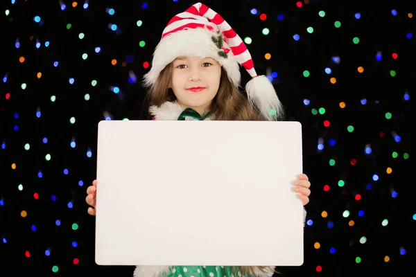 Dívka v kroji gnome s prázdný list papíru do ní — Stock fotografie