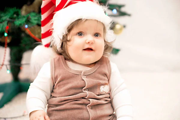 Bebé en sombrero de Navidad en la alfombra — Foto de Stock