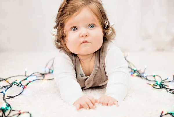 Baby im neuen Jahr leuchtet auf dem Teppich — Stockfoto