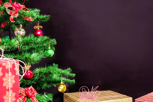 Kerstboom met giften van Kerstmis op zwarte achtergrond — Stockfoto