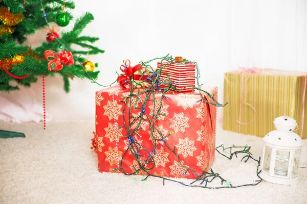 Foto Voor Gift Een Rood Vak Onder Kerstboom — Stockfoto