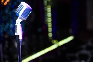 Minsk, Beyaz Rusya - Aralık, 2018. Gece kulübünde sahnede mikrofon. Club karanlık atmosfer