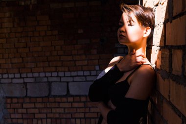 tuğla duvar arka plan kız. Yatay fotoğraf