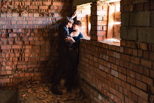 Erkek ve kız eski bir evin duvarlarında poz olan