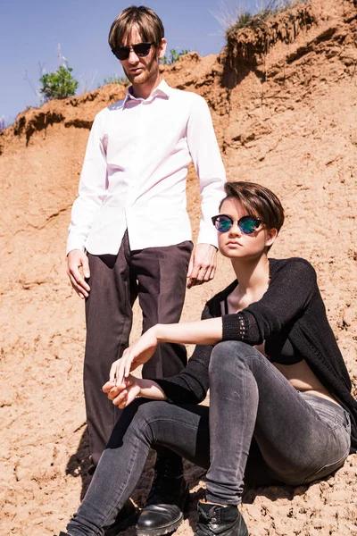 Models posieren auf einer Sandkarriere. vertikales Foto — Stockfoto