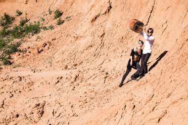 adam bir teneke varil atar. Yatay fotoğraf