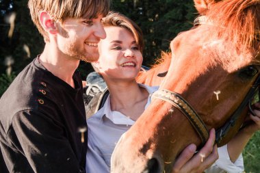 Erkek ve kadın at sırtında birlikte binmek