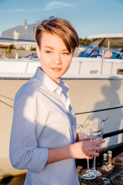 bir bardak şampanya iskelede kızla