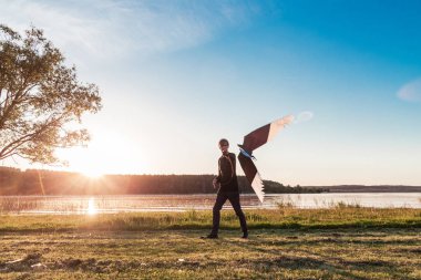 yetişkin adam bir uçurtma ile oynarken. Yatay fotoğraf