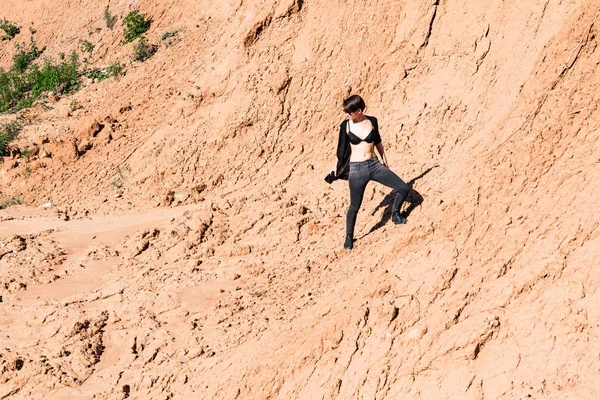 Kumlu bir kariyer arka plan üzerinde moda kız