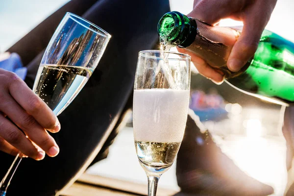 Man en vrouw drinken champagne buiten. Horizontale foto — Stockfoto