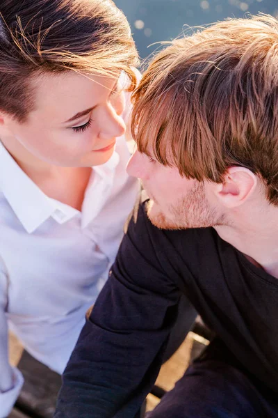 Junge und Mädchen zusammen am See bei Sonnenuntergang — Stockfoto