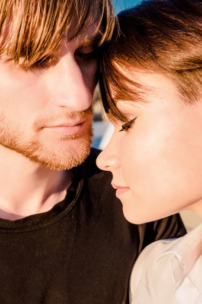 Una pareja amorosa. Chico y chica. Foto vertical — Foto de Stock