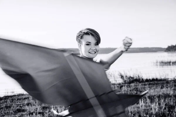 Adulte fille jouer avec un cerf-volant. Noir et blanc — Photo