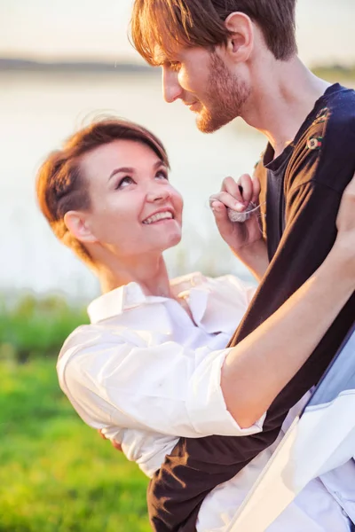 Liebespaar. Junge und Mädchen. vertikales Foto — Stockfoto