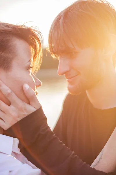 Una pareja amorosa. Chico y chica. Foto vertical — Foto de Stock