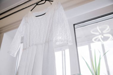 gelinin elbise fotoğraf pencerede Korniş üzerinde asılı