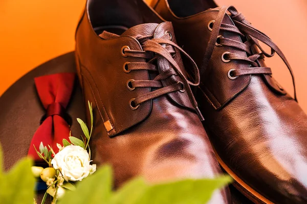 Foto Von Herrenschuhen Schmetterling Und Boutonniere Des Bräutigams Auf Orangefarbenem — Stockfoto