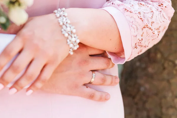 Foto Das Mãos Noiva Noivo Juntos Close — Fotografia de Stock