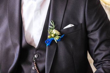Damat takım elbise üzerinde yaka çiçeği fotoğrafı