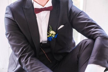 yaka çiçeği Damat takım elbise üzerinde fotoğraf. Poz damat